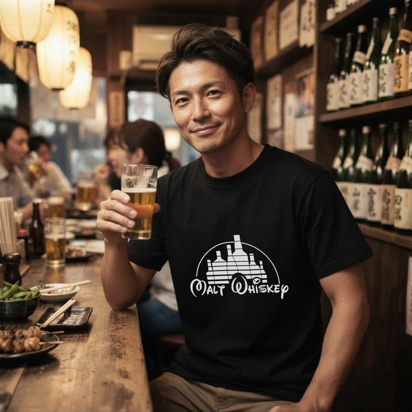 WHISKEY KINGDOM | ボトルキャッスル パロディグラフィック モルトウイスキー カジュアル Tシャツ【おもしろTシャツ・ストリート・宴会・ユニセックス・ギフトに最適】