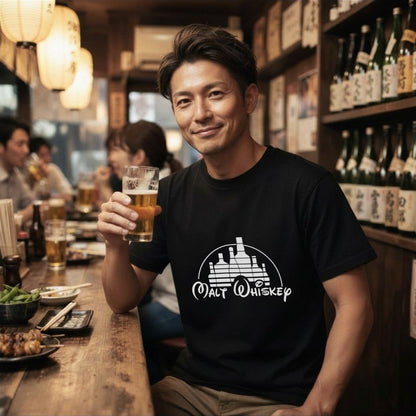 WHISKEY KINGDOM | ボトルキャッスル パロディグラフィック モルトウイスキー カジュアル Tシャツ【おもしろTシャツ・ストリート・宴会・ユニセックス・ギフトに最適】