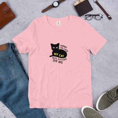 猫tシャツ ねこ 猫イラスト Sorry i'm late, my cat was sitting on me｜アダルト&キッズサイズ.