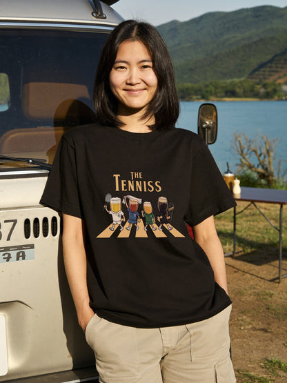THE TENNISS | ビールたちのテニス 横断歩道 面白Tシャツ【テニス愛好家・ビール好き・ギフトに最適】
