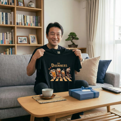 THE DRUMMERS | ビールたちのドラム演奏 横断歩道 面白Tシャツ【ドラム好き・ビール好き・ギフトに最適】