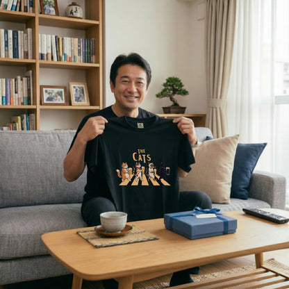 THE CATS | 猫たちの乾杯パレード 横断歩道 ゆるかわパロディTシャツ【愛猫家・ビール好き・ギフトに最適】