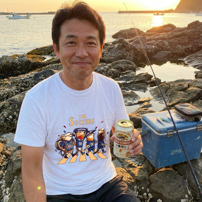 THE SOCCERS | ビールたちの日本代表応援 横断歩道 面白Tシャツ【サッカーファン・飲み会・ギフトに最適】