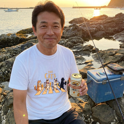 THE CATS | 猫たちの乾杯パレード 横断歩道 ゆるかわパロディTシャツ【愛猫家・ビール好き・ギフトに最適】