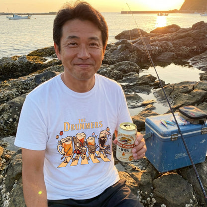 THE DRUMMERS | ビールたちのドラム演奏 横断歩道 面白Tシャツ【ドラム好き・ビール好き・ギフトに最適】