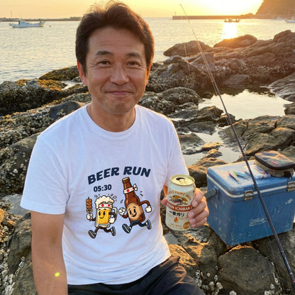 BEER RUN | ビールと焼き鳥の走る姿が可愛い レトロアニメ風面白Tシャツ【飲み会・ギフトに最適】