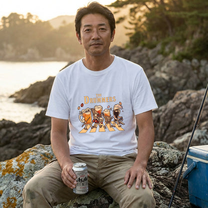 THE DRUMMERS | ビールたちのドラム演奏 横断歩道 面白Tシャツ【ドラム好き・ビール好き・ギフトに最適】