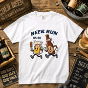 BEER RUN | ビールと焼き鳥の走る姿が可愛い レトロアニメ風面白Tシャツ【飲み会・ギフトに最適】