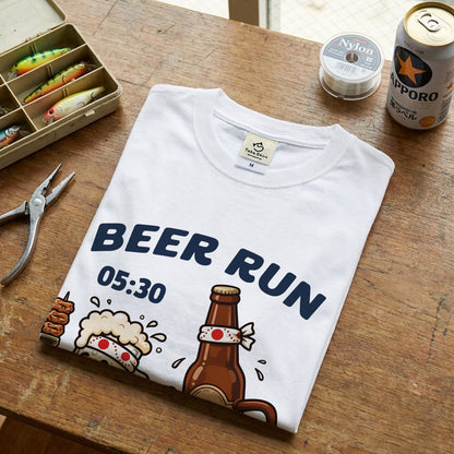 BEER RUN | ビールと焼き鳥の走る姿が可愛い レトロアニメ風面白Tシャツ【飲み会・ギフトに最適】