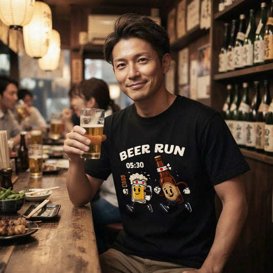 BEER RUN | ビールと焼き鳥の走る姿が可愛い レトロアニメ風面白Tシャツ【飲み会・ギフトに最適】