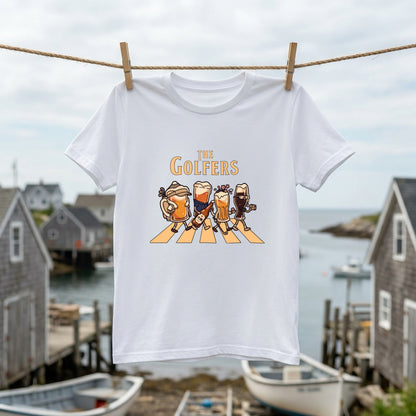 THE GOLFERS | ビールたちのゴルフ 横断歩道 面白Tシャツ【ゴルフ好き・父の日ギフトに最適】