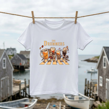 THE DRUMMERS | ビールたちのドラム演奏 横断歩道 面白Tシャツ【ドラム好き・ビール好き・ギフトに最適】