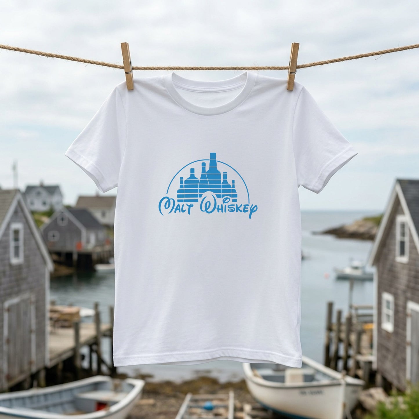 WHISKEY KINGDOM | ボトルキャッスル パロディグラフィック モルトウイスキー カジュアル Tシャツ【おもしろTシャツ・ストリート・宴会・ユニセックス・ギフトに最適】
