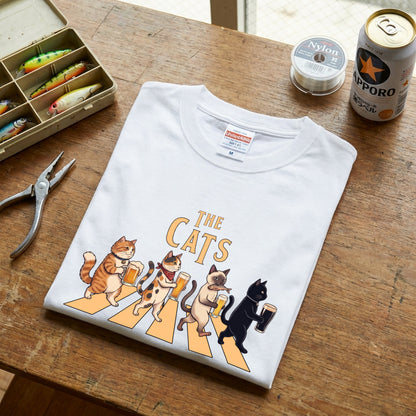 THE CATS | 猫たちの乾杯パレード 横断歩道 ゆるかわパロディTシャツ【愛猫家・ビール好き・ギフトに最適】
