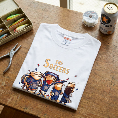 THE SOCCERS | ビールたちの日本代表応援 横断歩道 面白Tシャツ【サッカーファン・飲み会・ギフトに最適】