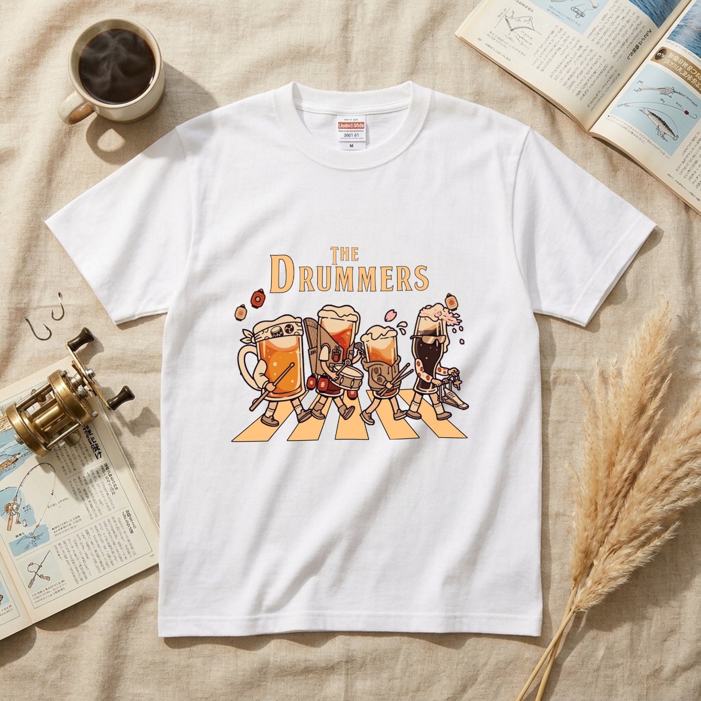 THE DRUMMERS | ビールたちのドラム演奏 横断歩道 面白Tシャツ【ドラム好き・ビール好き・ギフトに最適】