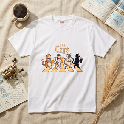 THE CATS | 猫たちの乾杯パレード 横断歩道 ゆるかわパロディTシャツ【愛猫家・ビール好き・ギフトに最適】
