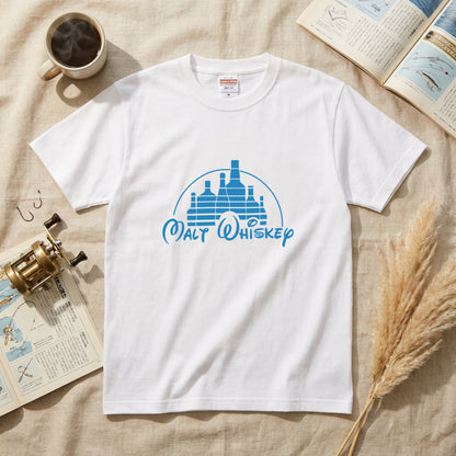 WHISKEY KINGDOM | ボトルキャッスル パロディグラフィック モルトウイスキー カジュアル Tシャツ【おもしろTシャツ・ストリート・宴会・ユニセックス・ギフトに最適】