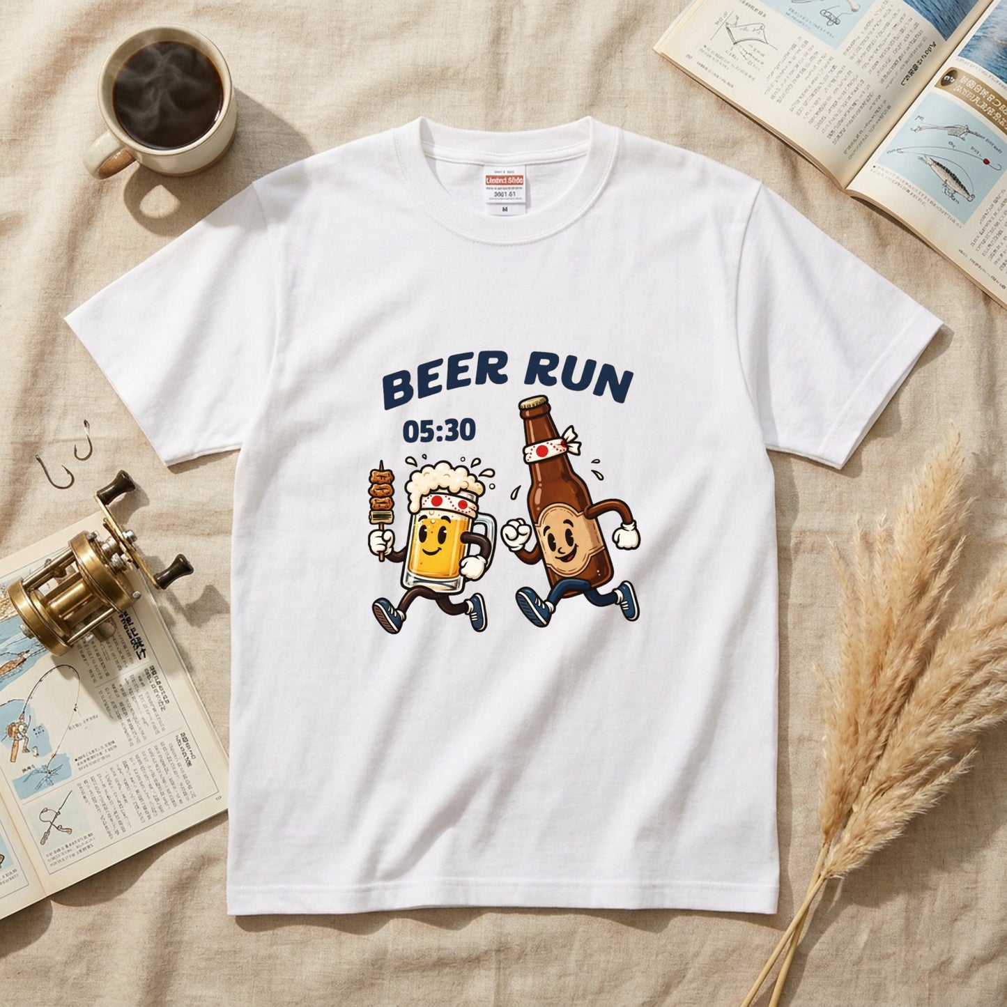 BEER RUN | ビールと焼き鳥の走る姿が可愛い レトロアニメ風面白Tシャツ【飲み会・ギフトに最適】