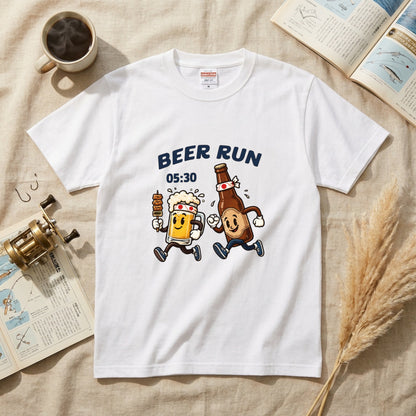 BEER RUN | ビールと焼き鳥の走る姿が可愛い レトロアニメ風面白Tシャツ【飲み会・ギフトに最適】