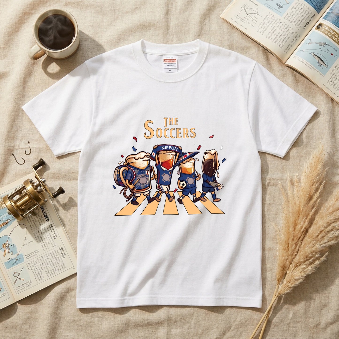 THE SOCCERS | ビールたちの日本代表応援 横断歩道 面白Tシャツ【サッカーファン・飲み会・ギフトに最適】