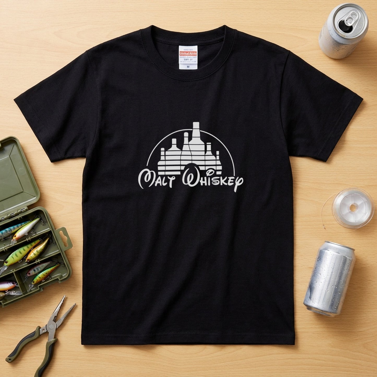 WHISKEY KINGDOM | ボトルキャッスル パロディグラフィック モルトウイスキー カジュアル Tシャツ【おもしろTシャツ・ストリート・宴会・ユニセックス・ギフトに最適】
