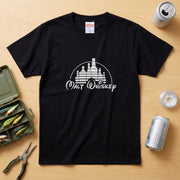 WHISKEY KINGDOM | ボトルキャッスル パロディグラフィック モルトウイスキー カジュアル Tシャツ【おもしろTシャツ・ストリート・宴会・ユニセックス・ギフトに最適】
