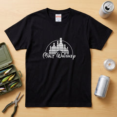 WHISKEY KINGDOM | ボトルキャッスル パロディグラフィック モルトウイスキー カジュアル Tシャツ【おもしろTシャツ・ストリート・宴会・ユニセックス・ギフトに最適】