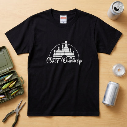 WHISKEY KINGDOM | ボトルキャッスル パロディグラフィック モルトウイスキー カジュアル Tシャツ【おもしろTシャツ・ストリート・宴会・ユニセックス・ギフトに最適】