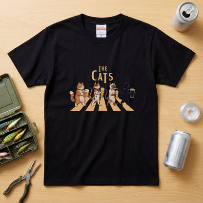 THE CATS | 猫たちの乾杯パレード 横断歩道 ゆるかわパロディTシャツ【愛猫家・ビール好き・ギフトに最適】