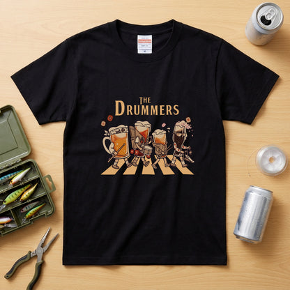 THE DRUMMERS | ビールたちのドラム演奏 横断歩道 面白Tシャツ【ドラム好き・ビール好き・ギフトに最適】