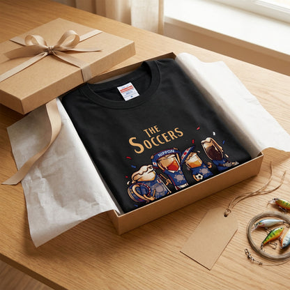 THE SOCCERS | ビールたちの日本代表応援 横断歩道 面白Tシャツ【サッカーファン・飲み会・ギフトに最適】