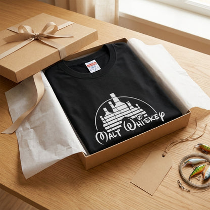 WHISKEY KINGDOM | ボトルキャッスル パロディグラフィック モルトウイスキー カジュアル Tシャツ【おもしろTシャツ・ストリート・宴会・ユニセックス・ギフトに最適】